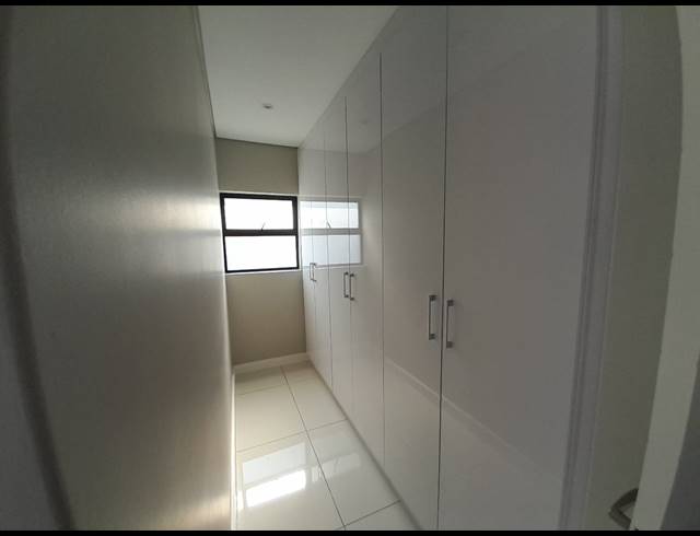 5 BEDROOM FREEHOLD TO LET IN IZINGA ESTATE